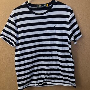 Polo Ralph Lauren T Shirt Men’s Medium, has a very small hole on sleeve